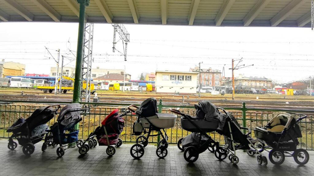 Poland border: Strangers are leaving strollers, automobile seats, winter coats and toys for Ukrainian refugees