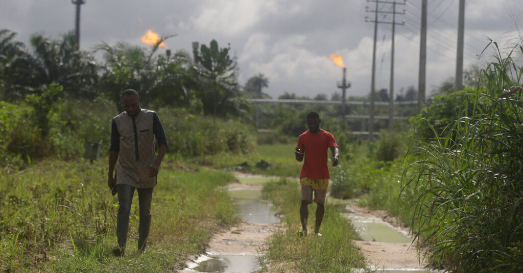 Oil Giants Promote Soiled Wells to Consumers With Looser Local weather Targets, Examine Finds
