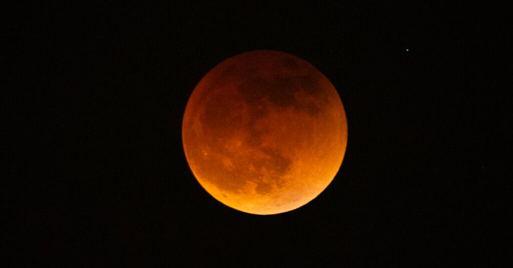 Photographs From the Whole Lunar Eclipse Blood Moon