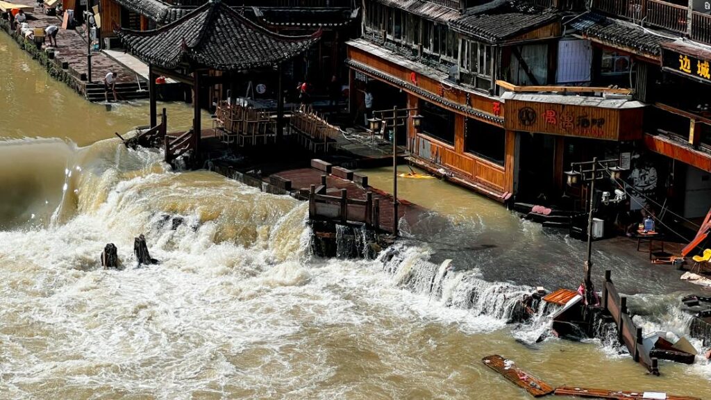 Torrential rains kill 25 folks in southern China as local weather change amplifies flood seasons