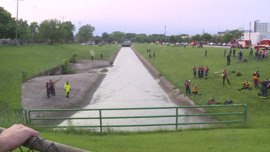 Household, group holds out hope to search out 2 lacking males swept away in drainage ditch