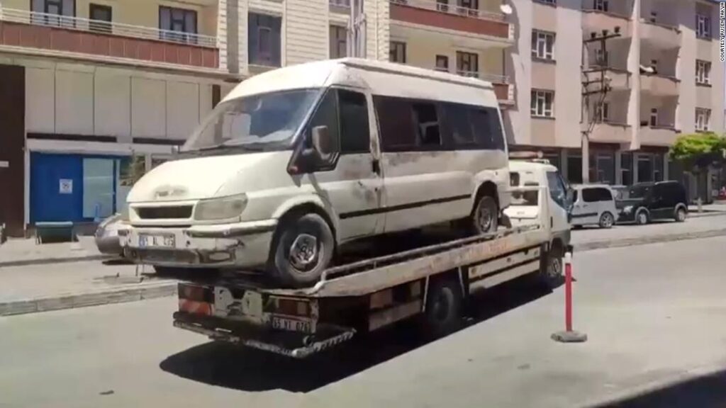 Turkish forces kill a baby after taking pictures at a automobile carrying migrants
