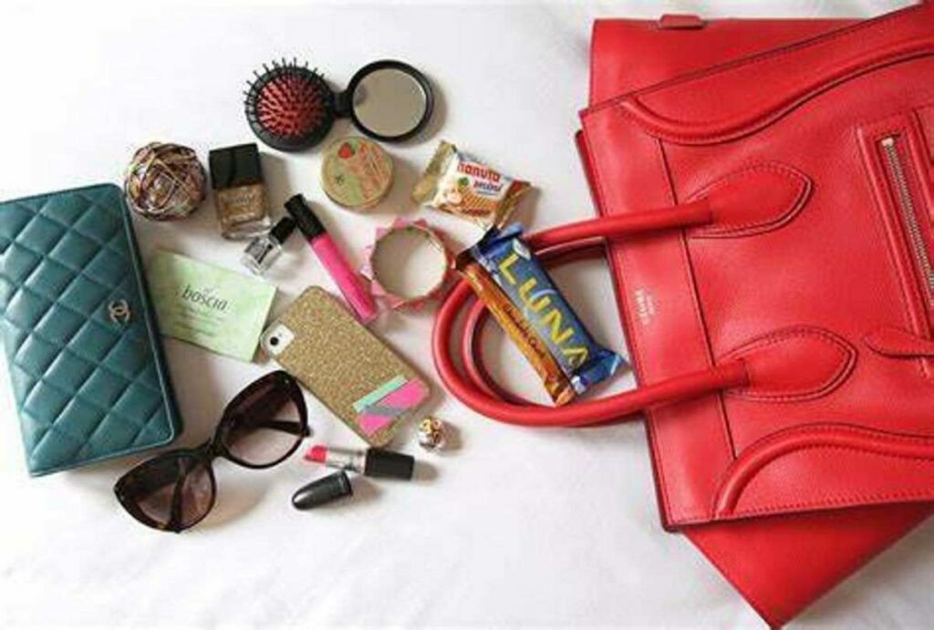 5 Things You Should Always Keep In Your Bag