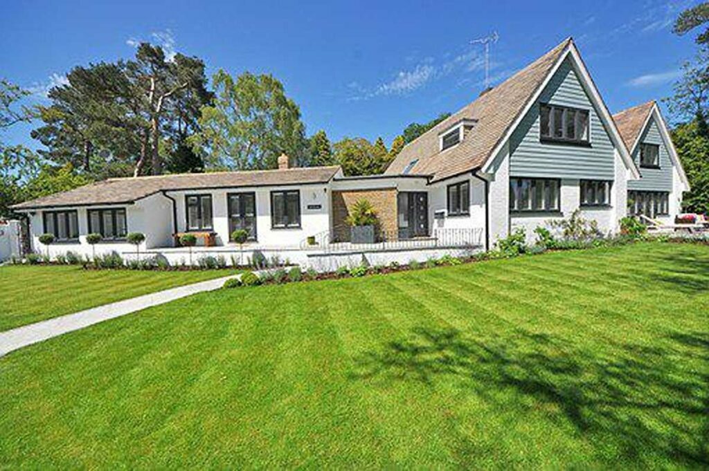 Methods to Construct a Backyard Home With a Pitch Roof