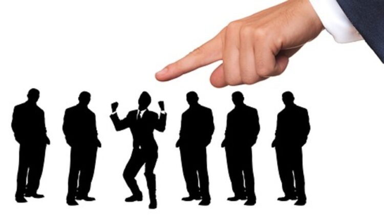 What is the role of a senior recruiter?
