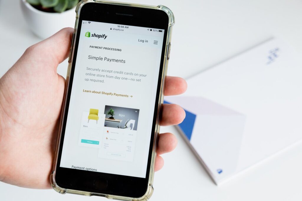 Shopify and Augmented Reality: Designing an Interactive Shopping Experience