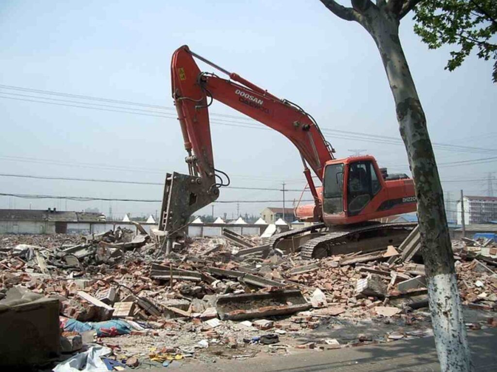 How to Outfit a Demolition Excavator for Demolition Work
